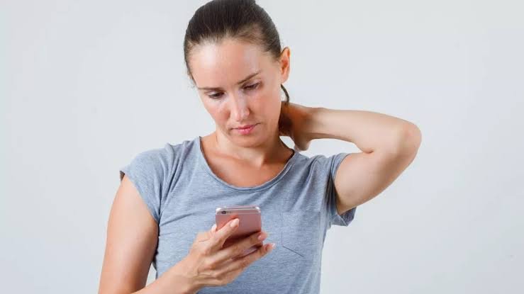 CG News: झुककर मोबाइल चलाना यानी गर्दन पर 27 किलो का भार