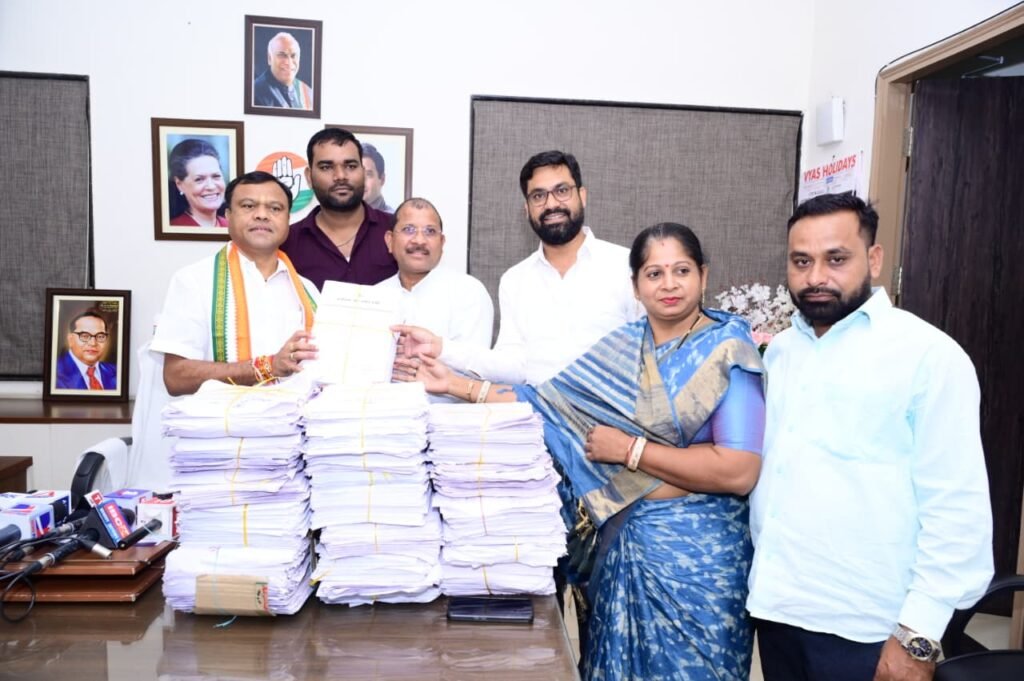 “वोट चोर गद्दी छोड़” हस्ताक्षर अभियान जिला कांग्रेस कमेटी मुंगेली ने पीसीसी अध्यक्ष दीपक बैज को सौंपा साठ हजार आवेदन