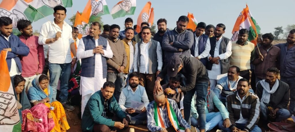 CG NEWS : मनरेगा बचाओ अभियान के तहत पथरीय ब्लॉक में कांग्रेस का विरोध प्रदर्शन, मुंडन कर किया मनरेगा में हो रहे बदलाव का विरोध